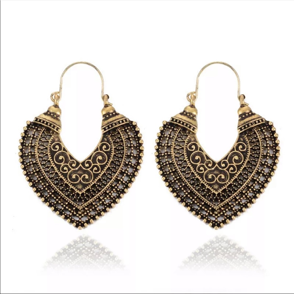 New Vintage Hollow Out Heart Earrings gold color - Picture 2 of 6
